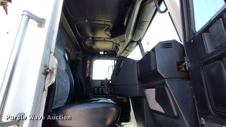 image for item LK9944 2000 Freightliner FLD  semi truck