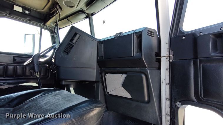 image for item LK9944 2000 Freightliner FLD  semi truck