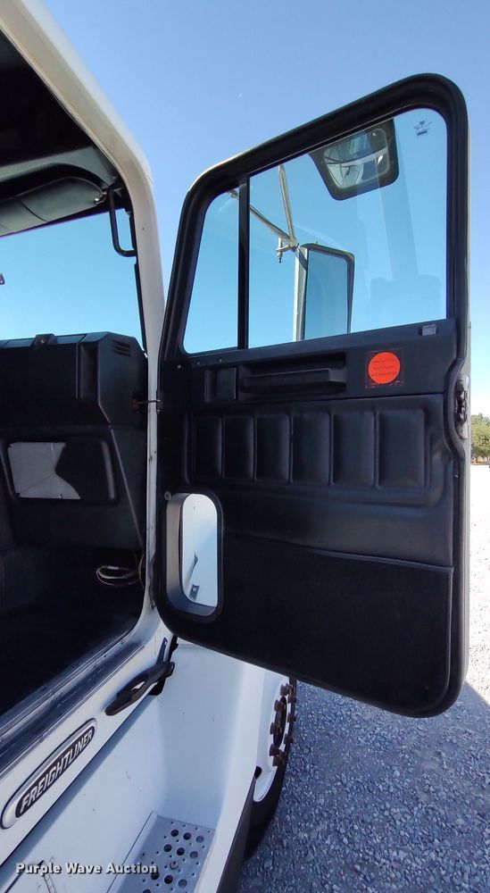 image for item LK9944 2000 Freightliner FLD  semi truck