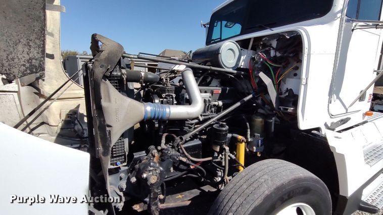 image for item LK9944 2000 Freightliner FLD  semi truck