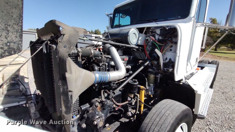 image for item LK9944 2000 Freightliner FLD  semi truck