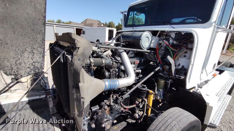 image for item LK9944 2000 Freightliner FLD  semi truck