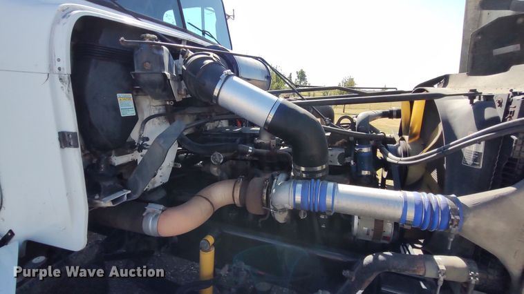 image for item LK9944 2000 Freightliner FLD  semi truck