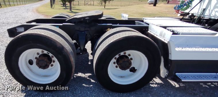 image for item LK9944 2000 Freightliner FLD  semi truck