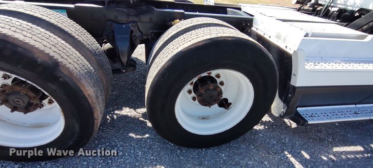 image for item LK9944 2000 Freightliner FLD  semi truck