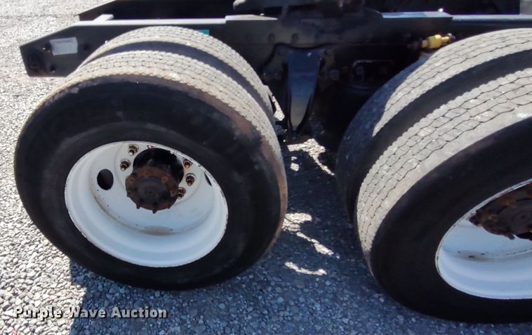 image for item LK9944 2000 Freightliner FLD  semi truck