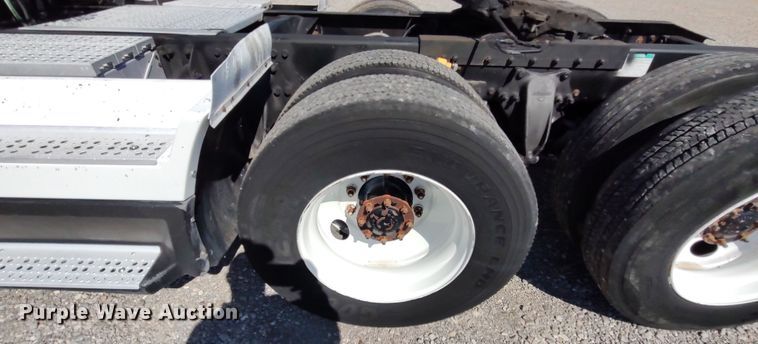 image for item LK9944 2000 Freightliner FLD  semi truck