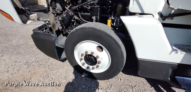 image for item LK9944 2000 Freightliner FLD  semi truck