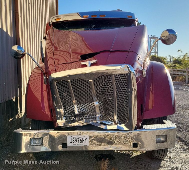 image for item LR9033 2019 Peterbilt 567  semi truck