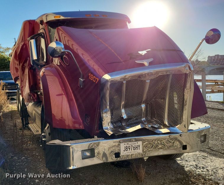 image for item LR9033 2019 Peterbilt 567  semi truck