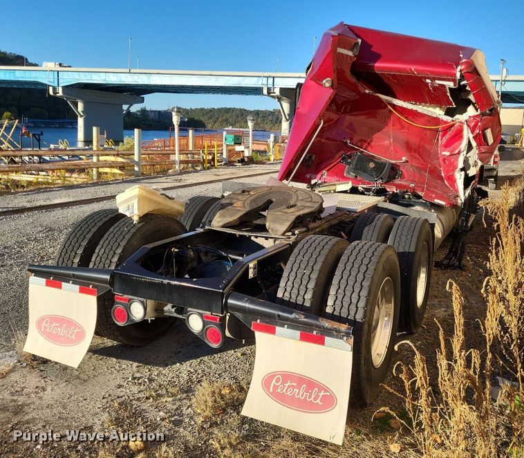 image for item LR9033 2019 Peterbilt 567  semi truck