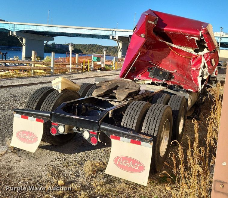 image for item LR9033 2019 Peterbilt 567  semi truck