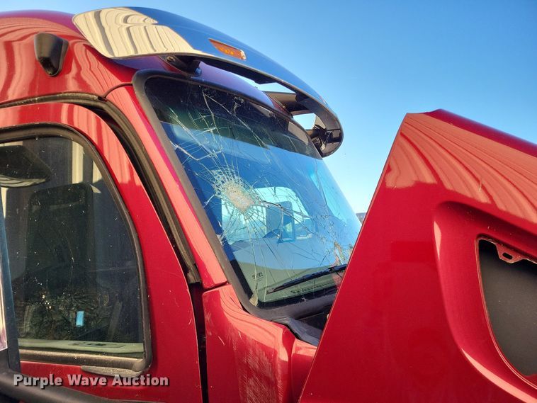 image for item LR9033 2019 Peterbilt 567  semi truck