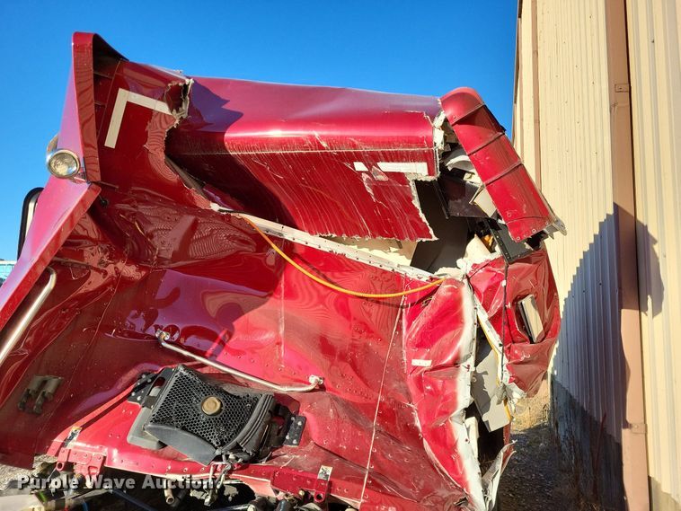 image for item LR9033 2019 Peterbilt 567  semi truck