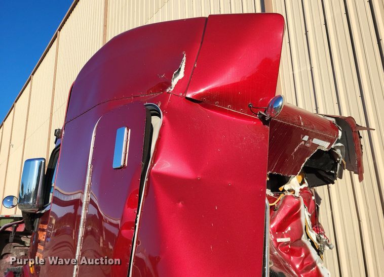 image for item LR9033 2019 Peterbilt 567  semi truck