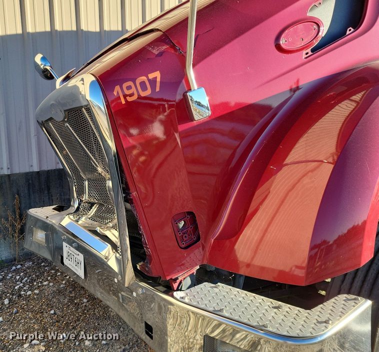 image for item LR9033 2019 Peterbilt 567  semi truck