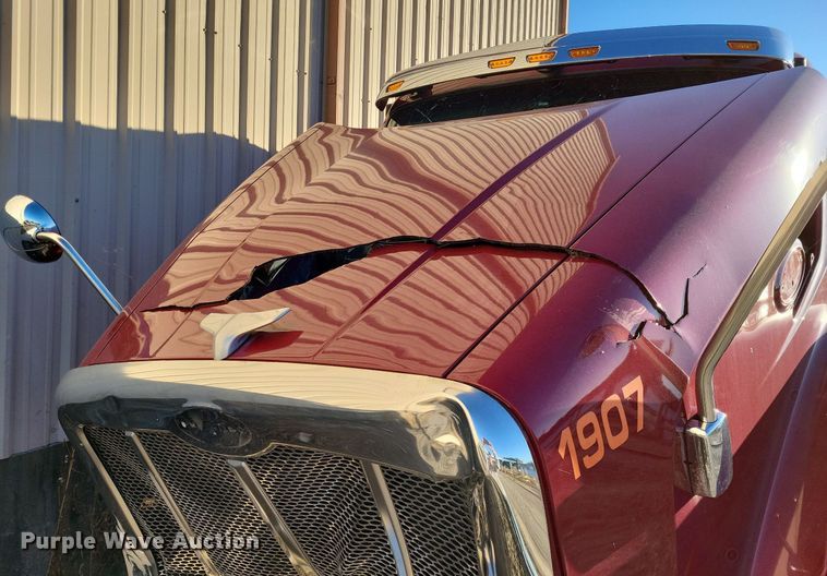 image for item LR9033 2019 Peterbilt 567  semi truck