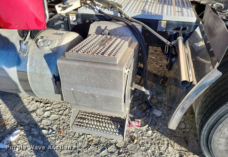 image for item LR9033 2019 Peterbilt 567  semi truck