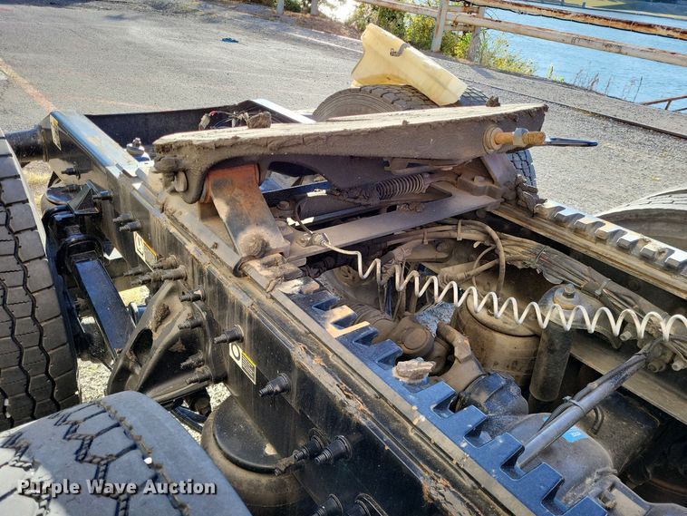 image for item LR9033 2019 Peterbilt 567  semi truck