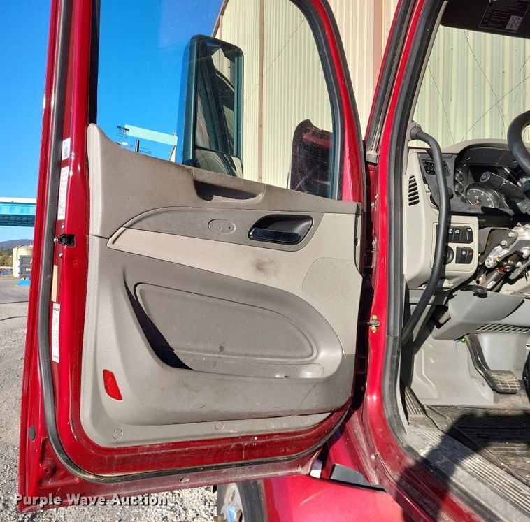 image for item LR9033 2019 Peterbilt 567  semi truck