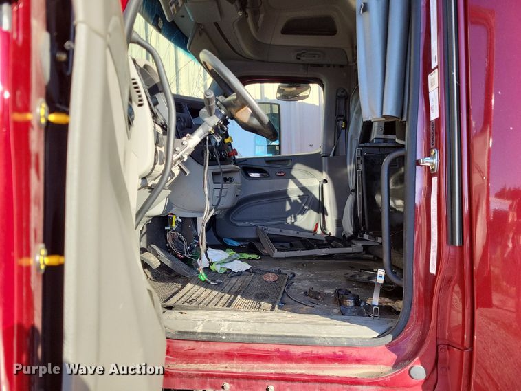 image for item LR9033 2019 Peterbilt 567  semi truck