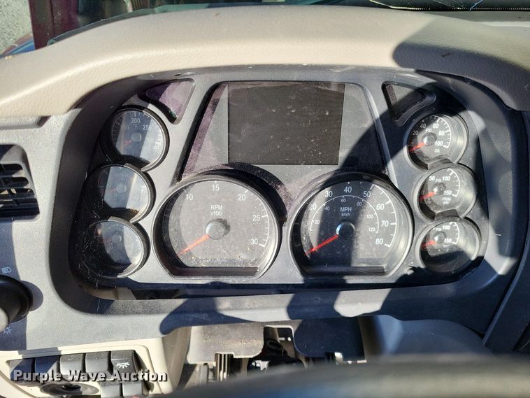 image for item LR9033 2019 Peterbilt 567  semi truck