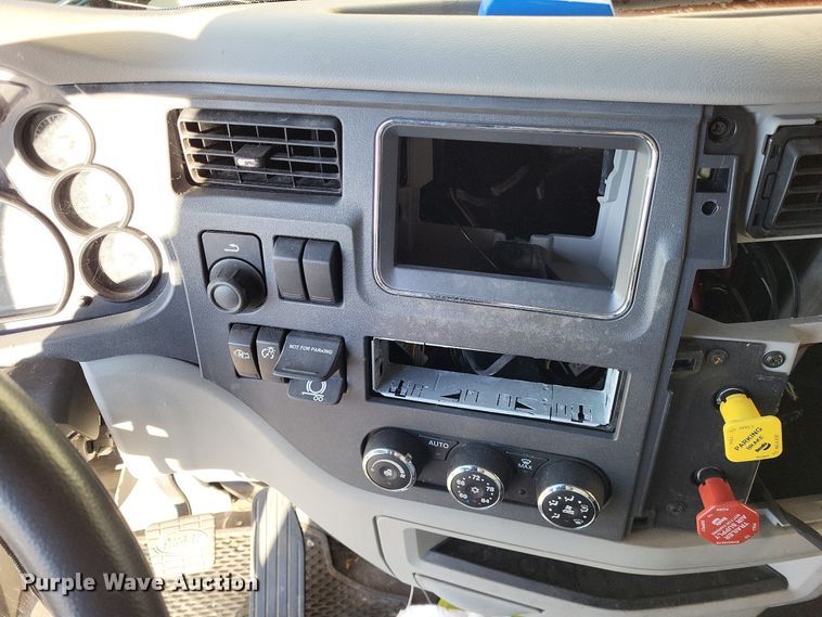 image for item LR9033 2019 Peterbilt 567  semi truck