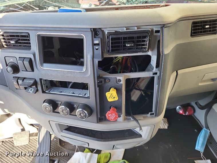 image for item LR9033 2019 Peterbilt 567  semi truck