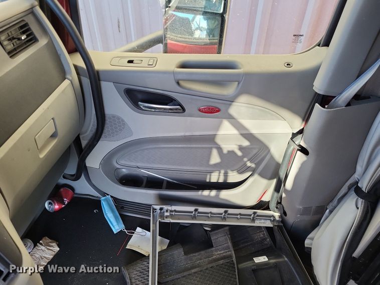 image for item LR9033 2019 Peterbilt 567  semi truck