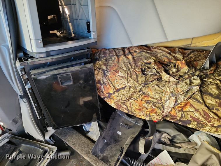 image for item LR9033 2019 Peterbilt 567  semi truck