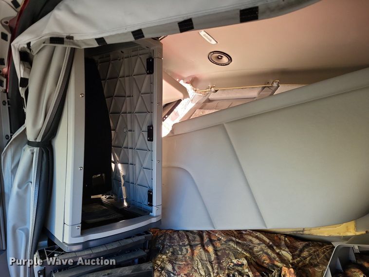 image for item LR9033 2019 Peterbilt 567  semi truck