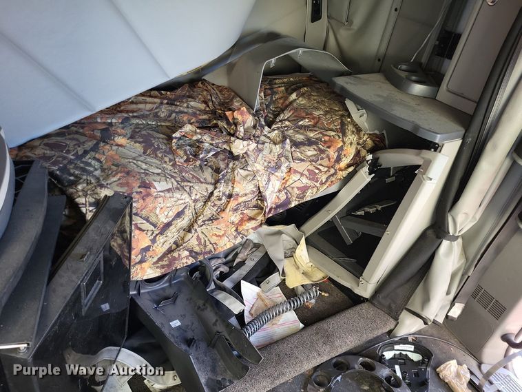 image for item LR9033 2019 Peterbilt 567  semi truck