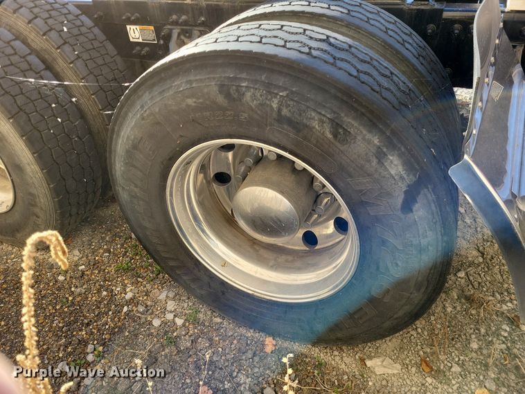 image for item LR9033 2019 Peterbilt 567  semi truck