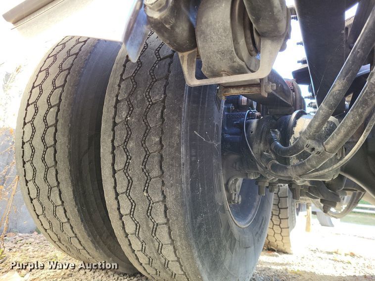 image for item LR9033 2019 Peterbilt 567  semi truck