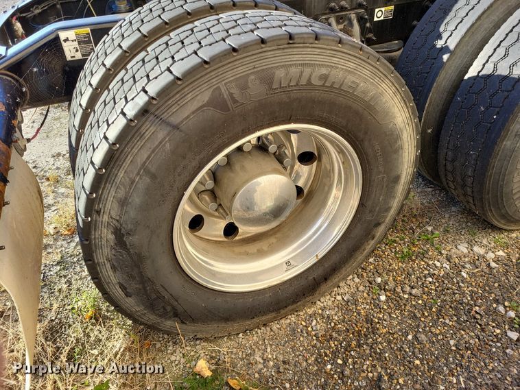 image for item LR9033 2019 Peterbilt 567  semi truck