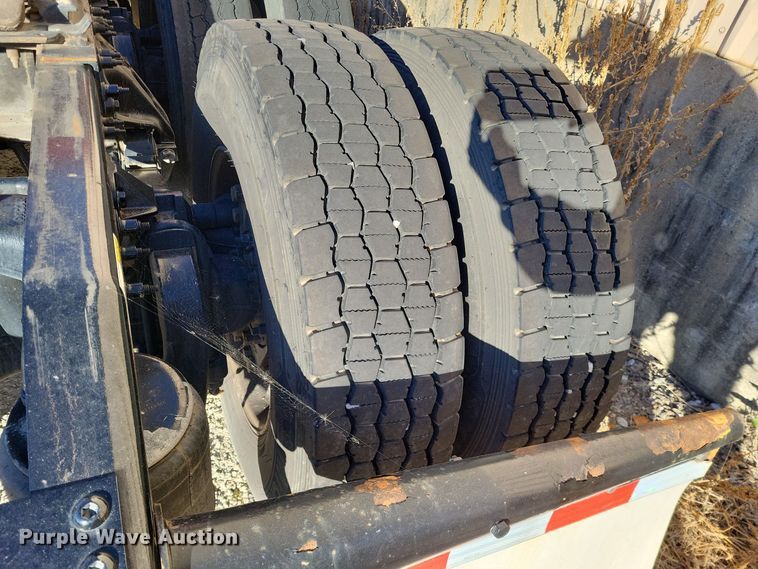 image for item LR9033 2019 Peterbilt 567  semi truck