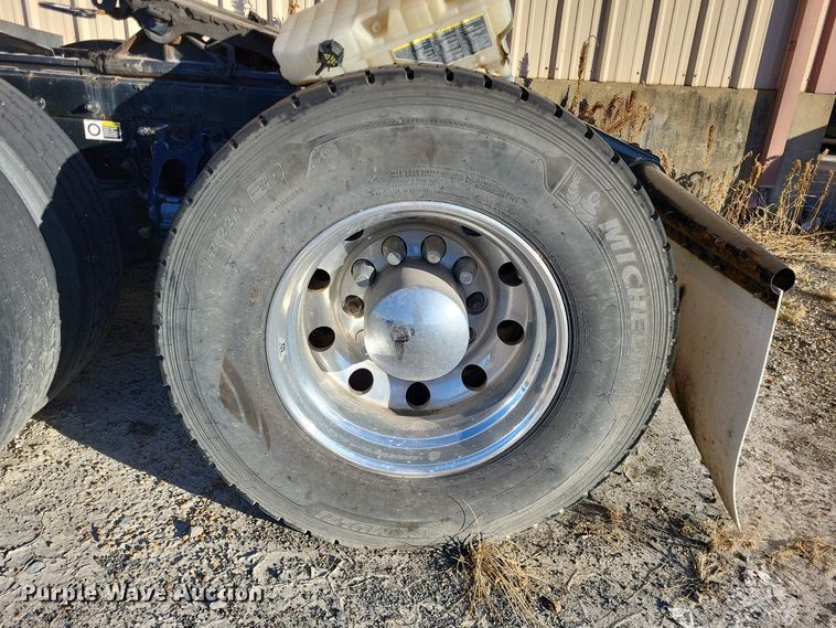 image for item LR9033 2019 Peterbilt 567  semi truck