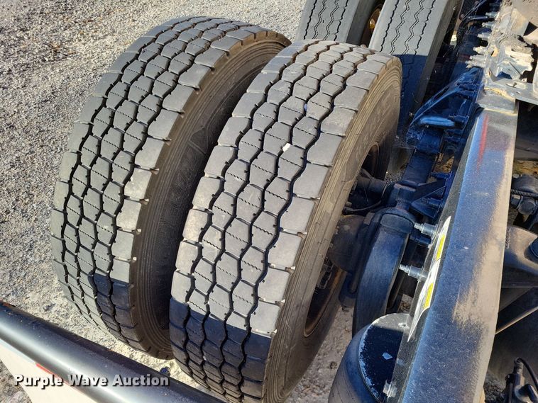 image for item LR9033 2019 Peterbilt 567  semi truck