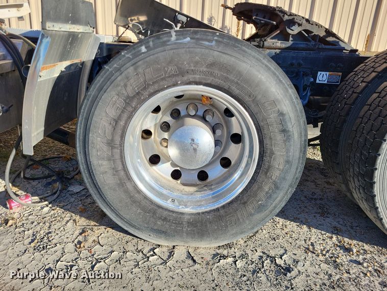 image for item LR9033 2019 Peterbilt 567  semi truck