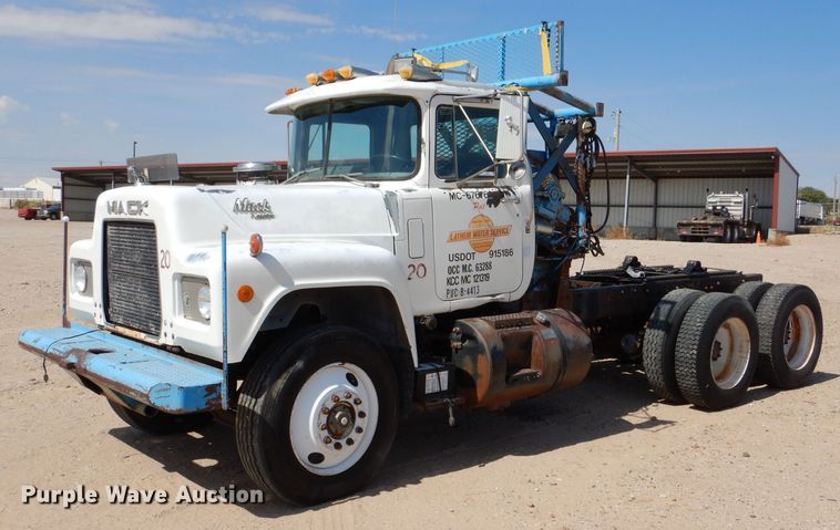 image for item LU9608 1989 Mack R690ST  semi truck