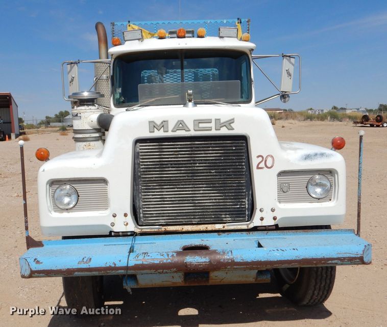 image for item LU9608 1989 Mack R690ST  semi truck