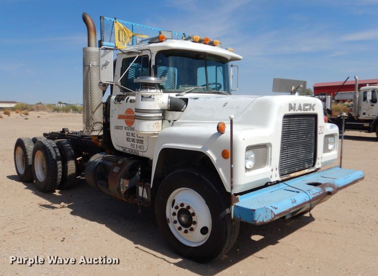 image for item LU9608 1989 Mack R690ST  semi truck