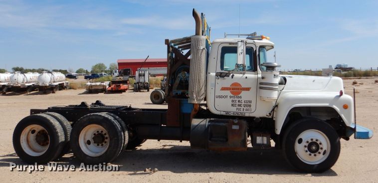 image for item LU9608 1989 Mack R690ST  semi truck