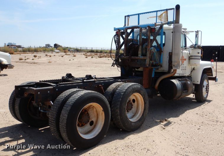 image for item LU9608 1989 Mack R690ST  semi truck