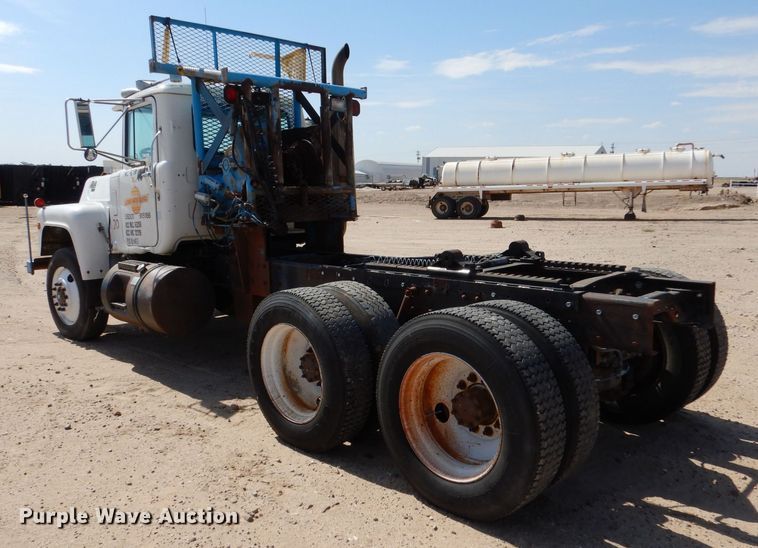 image for item LU9608 1989 Mack R690ST  semi truck