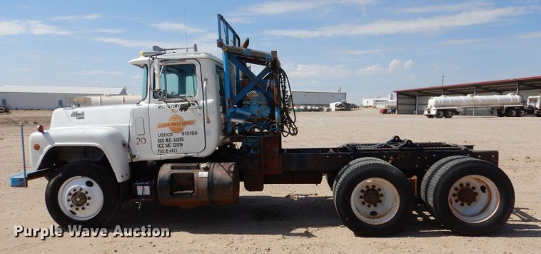 image for item LU9608 1989 Mack R690ST  semi truck