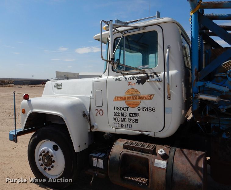 image for item LU9608 1989 Mack R690ST  semi truck