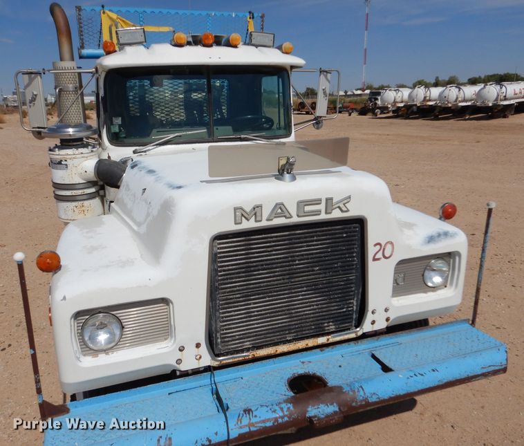 image for item LU9608 1989 Mack R690ST  semi truck