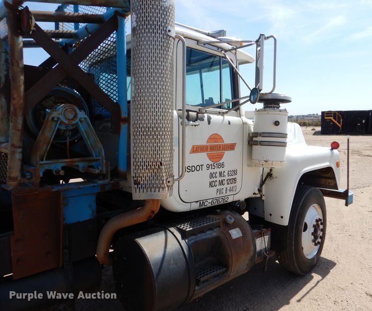 image for item LU9608 1989 Mack R690ST  semi truck