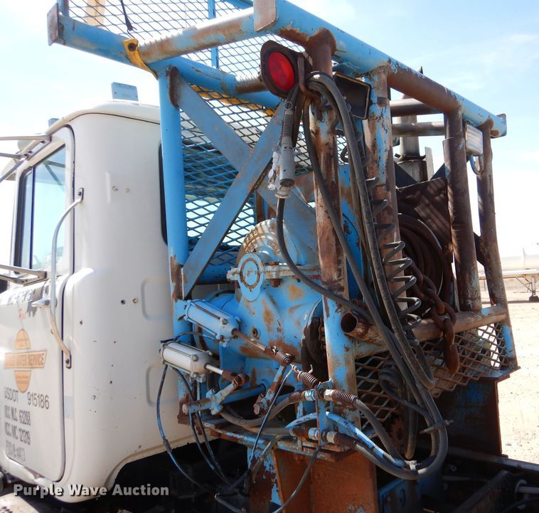 image for item LU9608 1989 Mack R690ST  semi truck